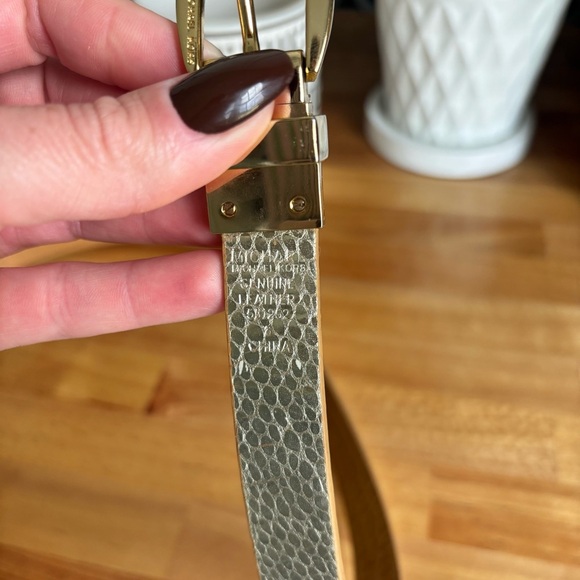Michael Kors Genuine Leather Reversible Women's Belt Gold Buckle Detail 38" Long - Picture 7 of 8